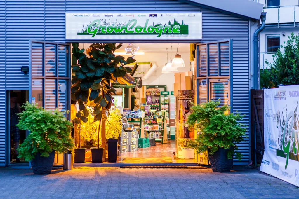 Hintertür des Growcologne mit einem Logo des Groshops über den geöffnetet Türen.