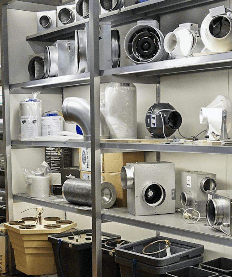 Schrank mit Lüftungszubehör.